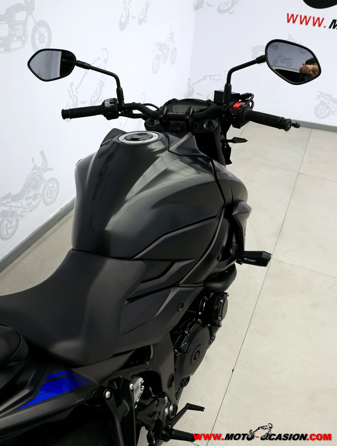 SUZUKI GSR 750 (copia)