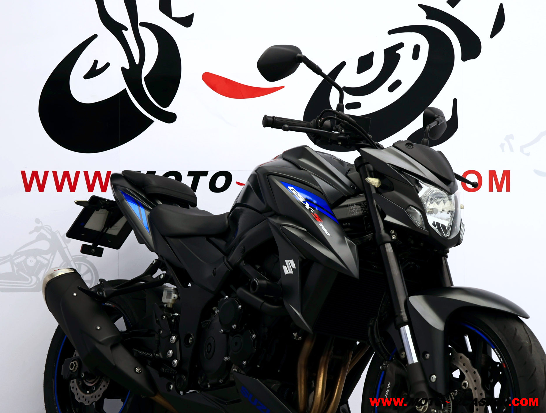 SUZUKI GSR 750 (copia)