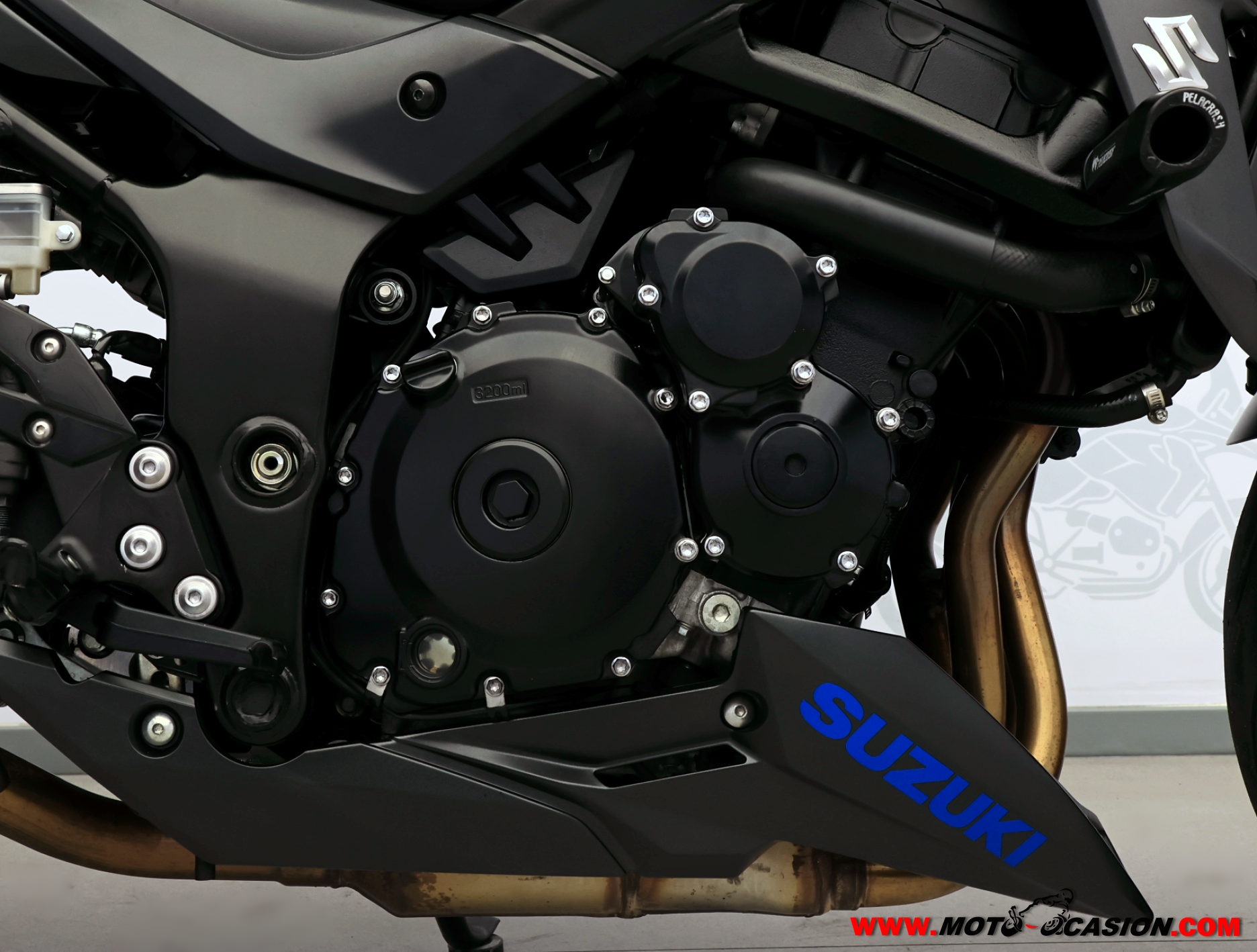 SUZUKI GSR 750 (copia)